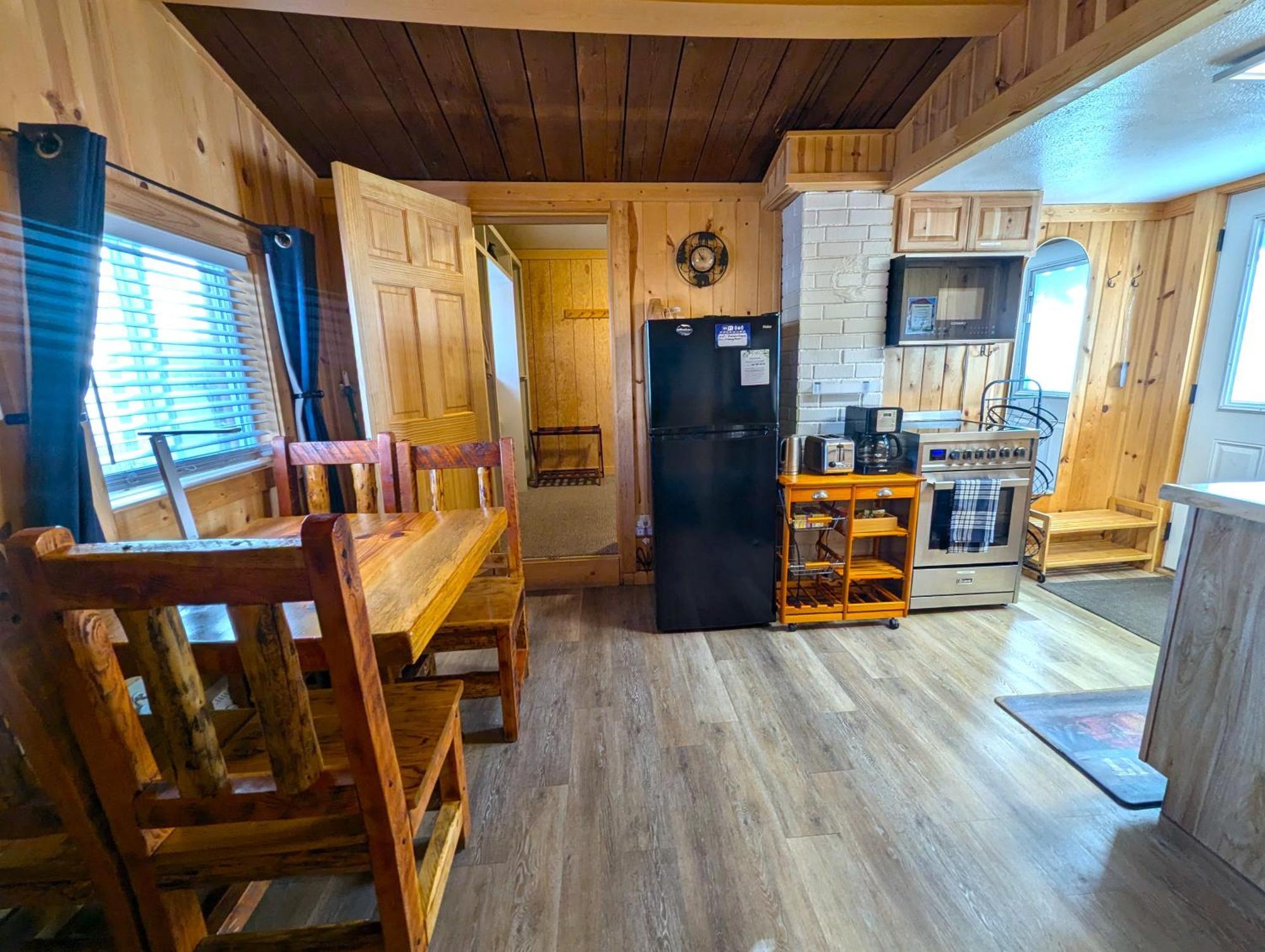 Yellowstone'S Treasure Cabins Gardiner Ngoại thất bức ảnh